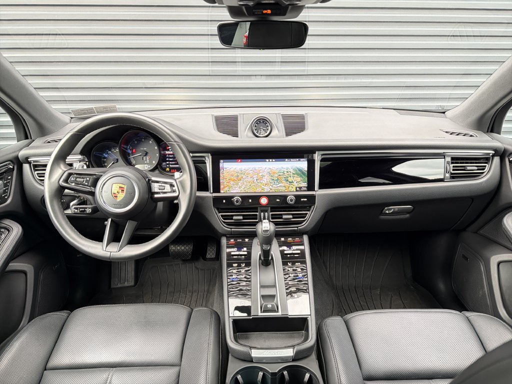 Certified 2026 Porsche Macan AWD/4WD image 12