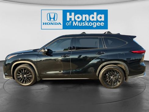 Used 2023 Toyota Highlander XSE FWD image 8
