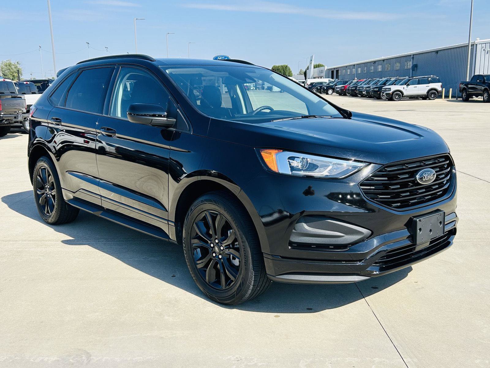 Used 2024 Ford Edge SE w/ Black Appearance Package AWD/4WD image 2