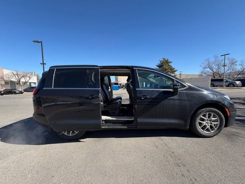 Used 2024 Chrysler Pacifica Touring-L image 14