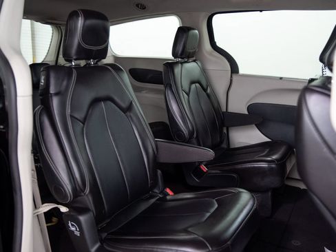 Used 2024 Chrysler Pacifica Touring-L FWD image 19