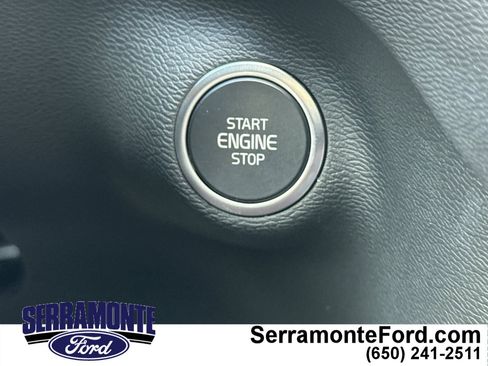 Used 2025 Volvo XC40 B5 Plus image 24