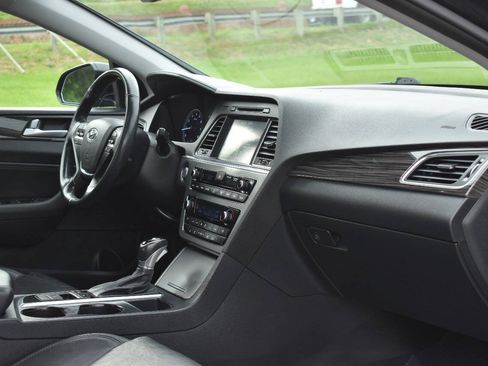 Used 2015 Hyundai Sonata Limited w/ Option Group 06 FWD image 18