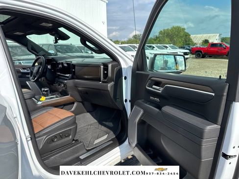 Used 2025 Chevrolet Silverado 1500 High Country w/ High Country Premium Package AWD/4WD image 29