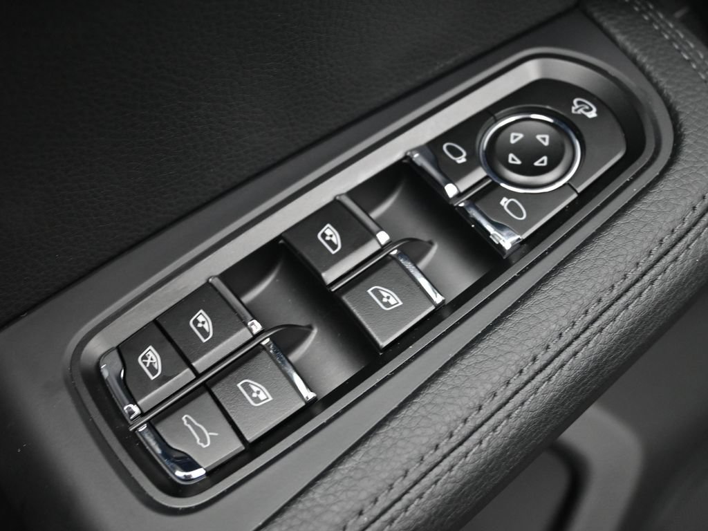 Used 2026 Porsche Macan AWD/4WD image 19