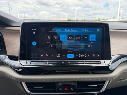 Used 2024 Volkswagen Atlas SE w/ Panoramic Sunroof Package image 11