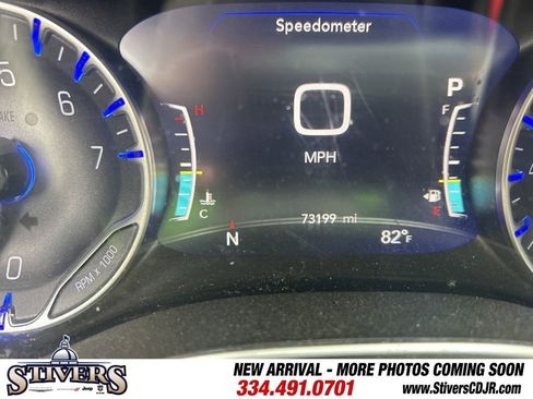 Used 2023 Chrysler Pacifica Limited w/ Uconnect Theater Family Group FWD image 13