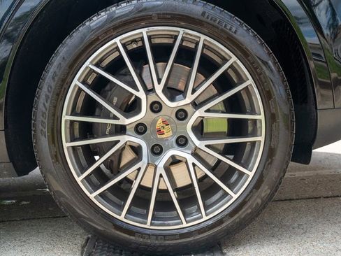 Used 2023 Porsche Cayenne AWD/4WD image 38