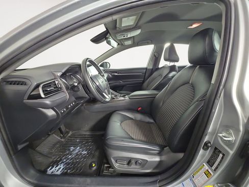 Used 2021 Toyota Camry SE w/ Cold Weather Package image 9
