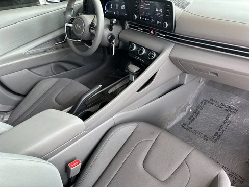 Used 2024 Hyundai Elantra SE FWD image 14