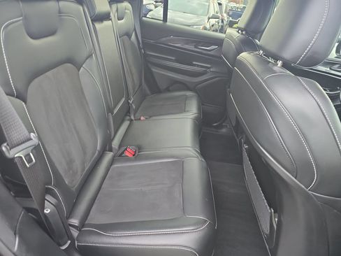 Used 2023 Jeep Grand Cherokee Altitude AWD/4WD image 17