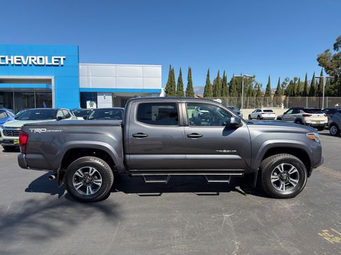 Used 2018 Toyota Tacoma TRD Sport w/ Technology Package image 9