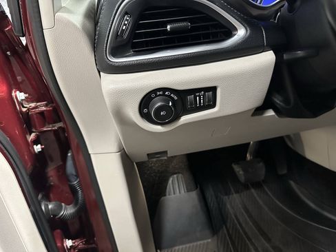 Used 2018 Chrysler Pacifica Limited w/ Tire & Wheel Group FWD image 16