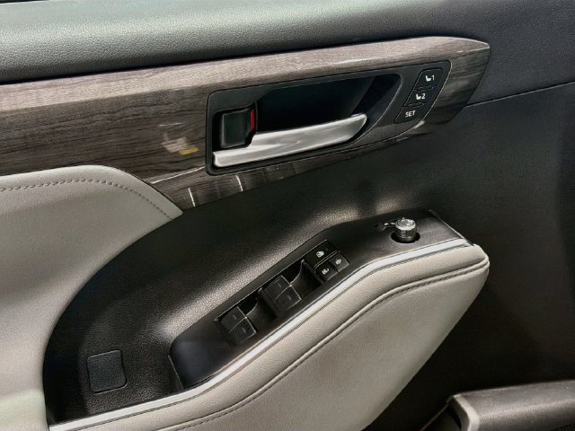 Used 2024 Toyota Highlander Limited AWD/4WD image 15