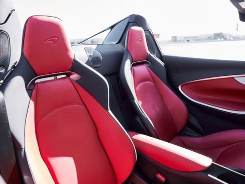 Used 2025 McLaren Artura image 39