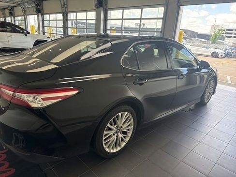 Used 2018 Toyota Camry XLE FWD image 5