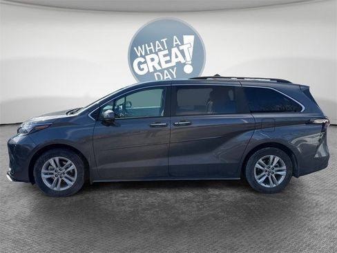 Used 2025 Toyota Sienna XLE w/ XLE Plus Package image 7