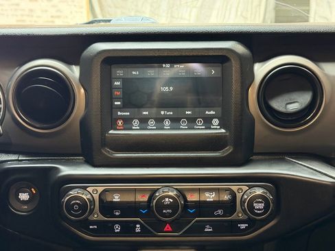 Used 2021 Jeep Gladiator Sport image 13