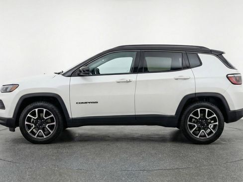 Used 2025 Jeep Compass Trailhawk image 5