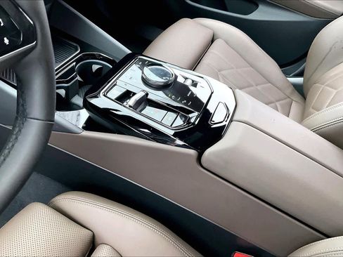 Used 2024 BMW 530i 530i w/ Convenience Package image 13