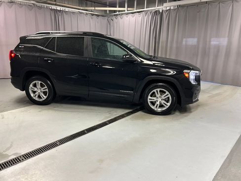 Used 2024 GMC Terrain SLE w/ Driver Convenience Package FWD image 8