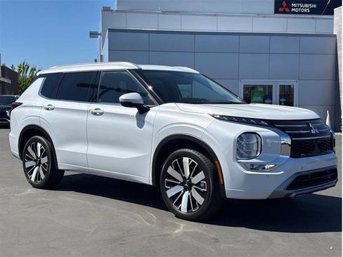 Used 2025 Mitsubishi Outlander 4WD Plug-In Hybrid image 3