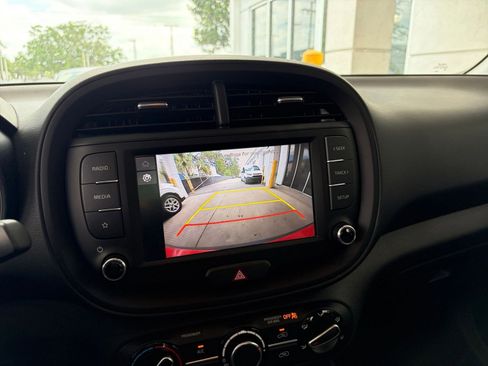 Used 2025 Kia Soul LX w/ LX Technology Package FWD image 24