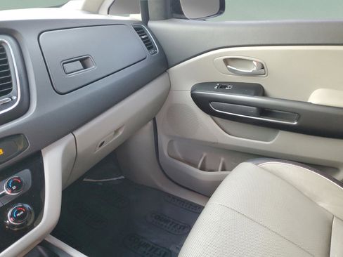 Used 2017 Kia Sedona LX w/ LX Essentials Premium Package image 25