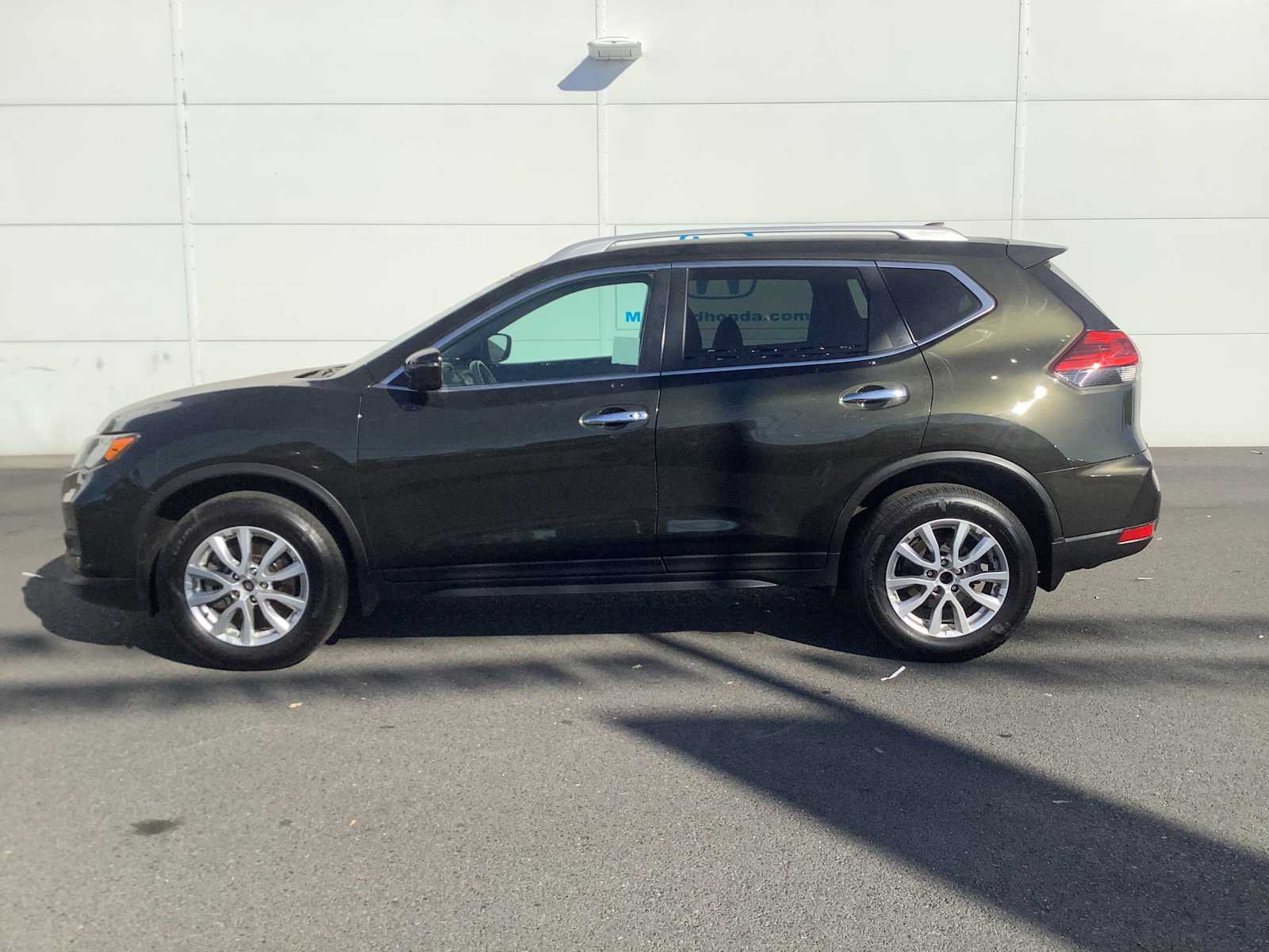 Used 2017 Nissan Rogue SV w/ SV Family Package AWD/4WD image 2