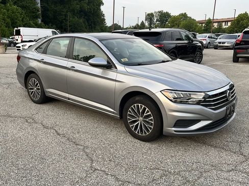 Used 2020 Volkswagen Jetta SE w/ SE Cold Weather Package FWD image 2
