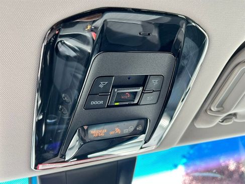 Used 2024 Toyota Venza LE AWD/4WD image 41