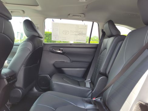 Used 2026 Toyota Highlander XLE image 18