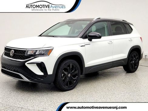 Used 2023 Volkswagen Taos SE w/ Panoramic Sunroof Package image 1