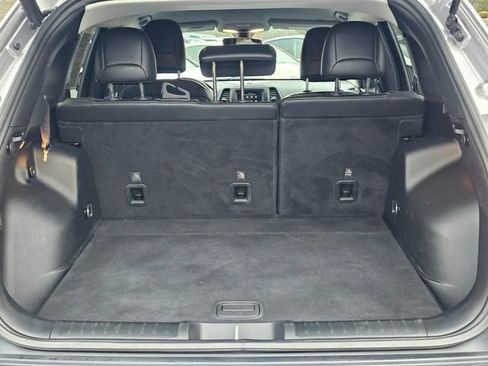 Used 2019 Jeep Cherokee Latitude Plus w/ Comfort/Convenience Group image 11