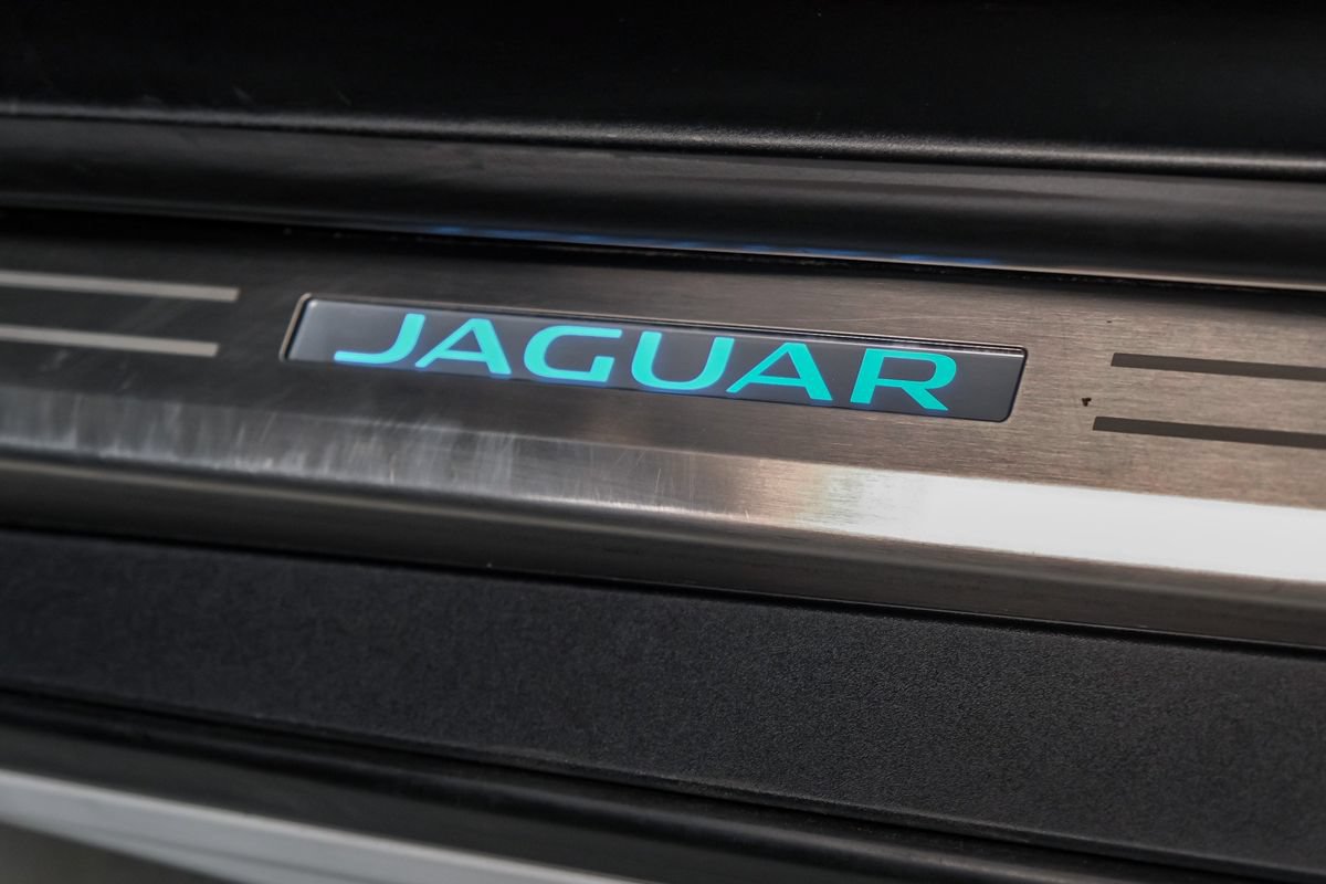 Used 2019 Jaguar F-TYPE R AWD/4WD image 31