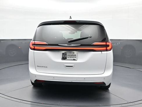 Used 2024 Chrysler Pacifica Touring-L FWD image 6