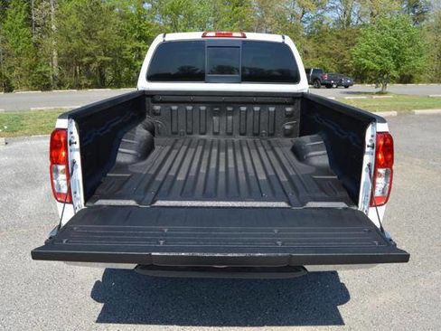 Used 2010 Nissan Frontier SE image 11