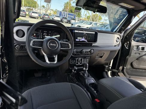 Used 2024 Jeep Wrangler Unlimited Sahara AWD/4WD image 35