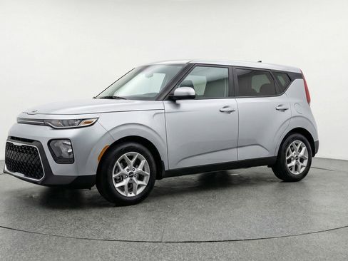 Used 2025 Kia Soul LX w/ LX Technology Package FWD image 3