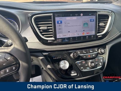 Used 2025 Chrysler Pacifica Limited FWD image 25