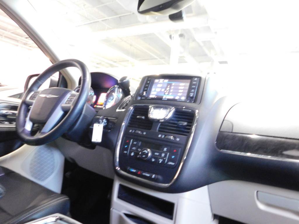 Used 2013 Chrysler Town & Country Touring-L w/ Driver Convenience Group FWD image 17