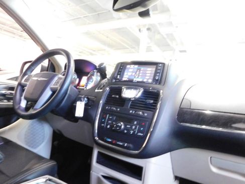 Used 2013 Chrysler Town & Country Touring-L w/ Driver Convenience Group FWD image 17
