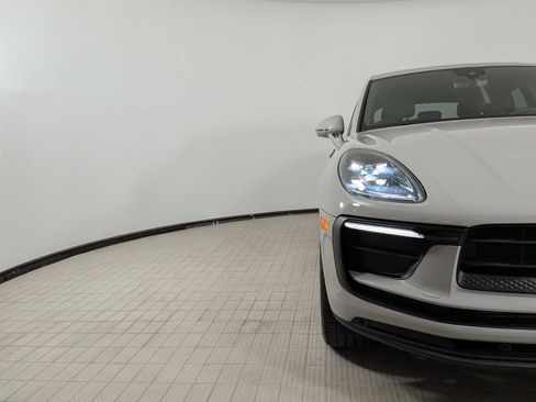 Certified 2025 Porsche Macan AWD/4WD image 12