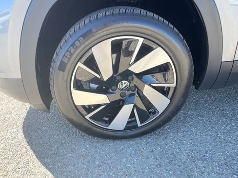 Used 2025 Volkswagen Atlas Cross Sport SE image 32