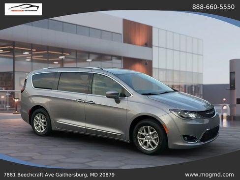 Used 2017 Chrysler Pacifica Touring-L FWD image 6