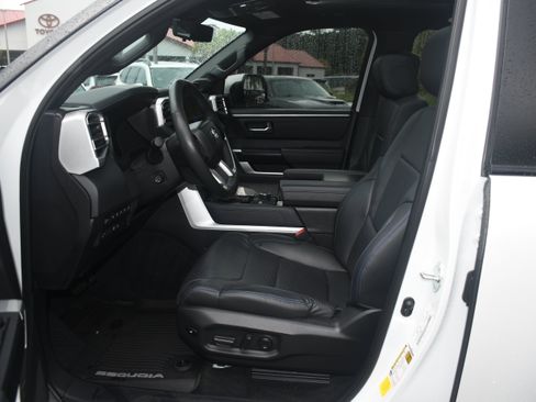 Used 2024 Toyota Sequoia Platinum AWD/4WD image 8