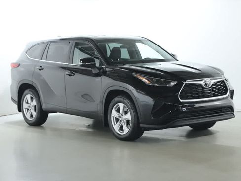 Used 2023 Toyota Highlander L FWD image 9