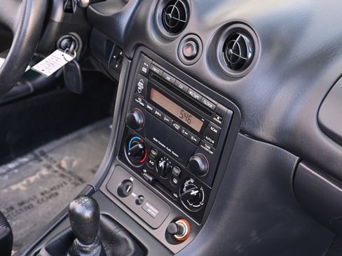 Used 2002 MAZDA MX-5 Miata RWD image 24