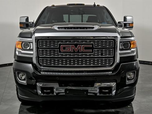 Used 2018 GMC Sierra 2500 Denali w/ Duramax Plus Package AWD/4WD image 4