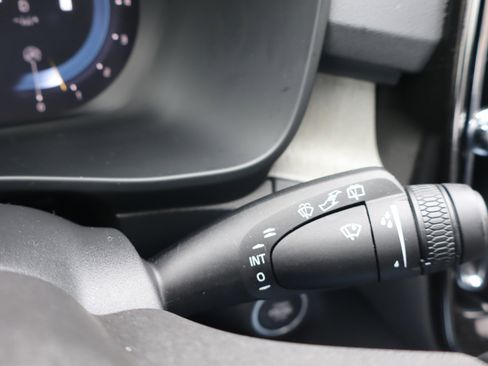 Certified 2025 Volvo XC40 B5 Core image 23